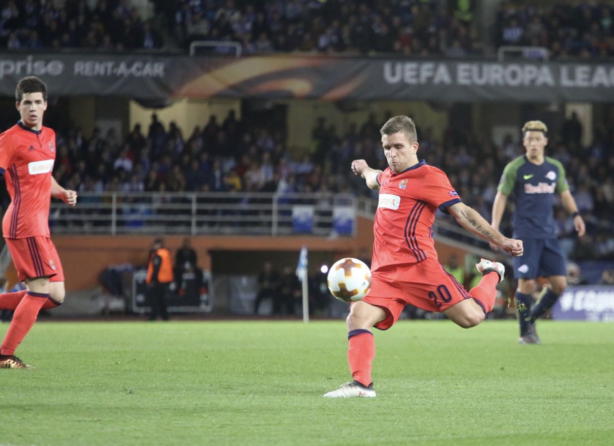 El partido entre la Real Sociedad y el Salzburgo en Anoeta, en imágenes