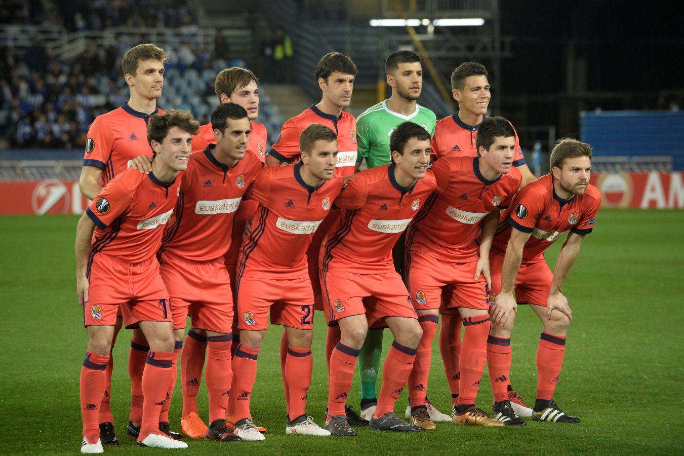 El partido entre la Real Sociedad y el Salzburgo en Anoeta, en imágenes