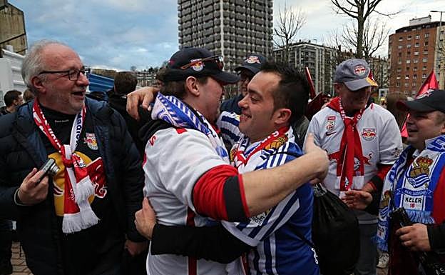 Galería. Gran ambiiente en las inmediaciones de Anoeta entre las dos aficiones