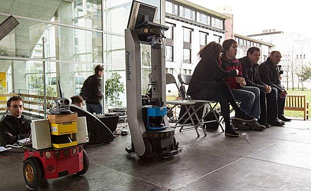 Aspalditxoko argazkian, Galtzagorri eta Tartalo robotak UPV/EHUren Donostiako campusean paratutako oholtzan, bertsotan hasteko prest.