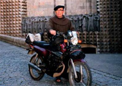 Imagen secundaria 1 - El fraile de la moto