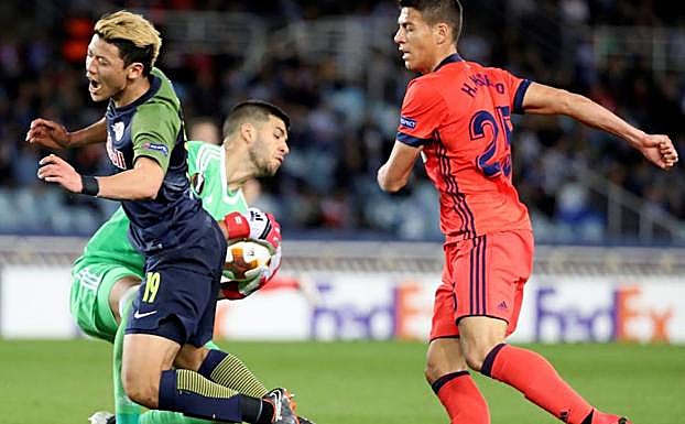 Doble choque de Hee-Chan con Héctor y Rulli. 