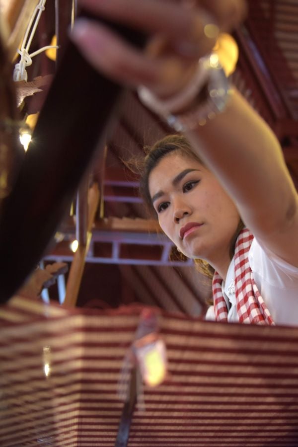 Las mujeres de Camboya preparan un nuevo record mundial e intentan tejer la bufanda de algodón más larga del mundo, aquella que supere los mil metros de longitud.