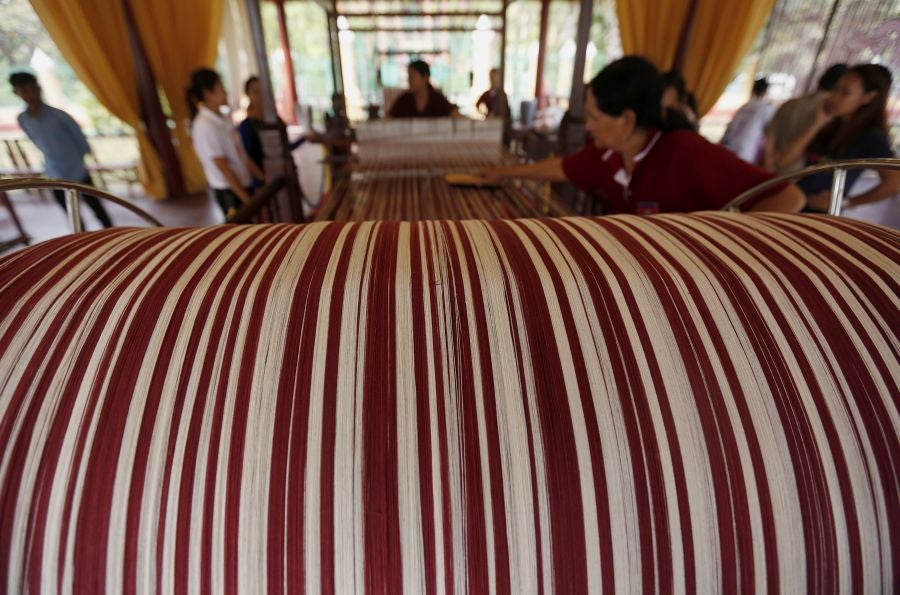 Las mujeres de Camboya preparan un nuevo record mundial e intentan tejer la bufanda de algodón más larga del mundo, aquella que supere los mil metros de longitud.