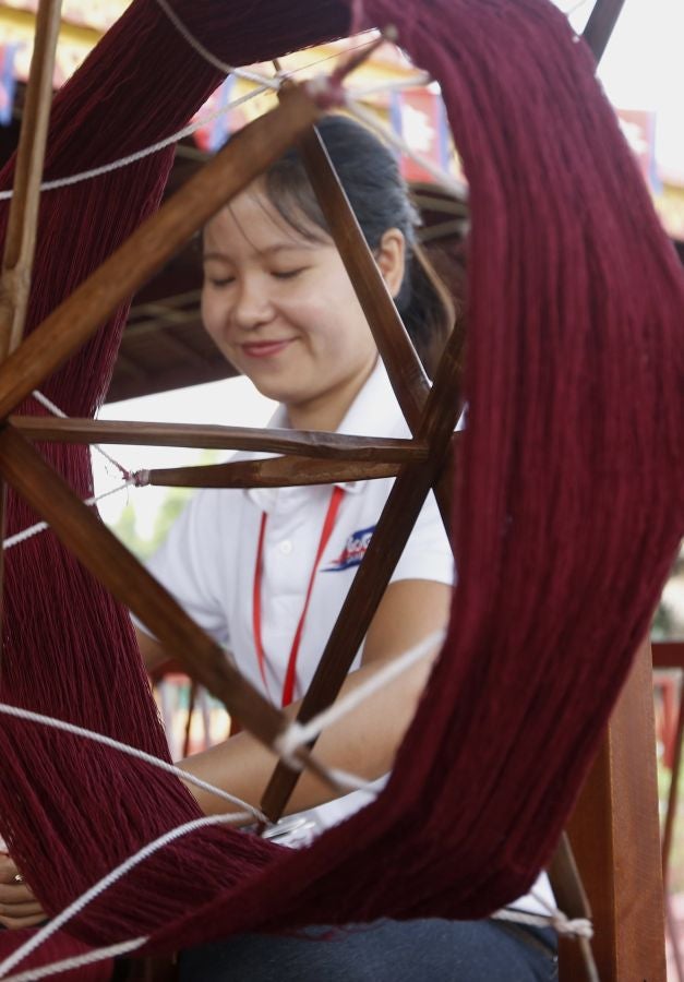 Las mujeres de Camboya preparan un nuevo record mundial e intentan tejer la bufanda de algodón más larga del mundo, aquella que supere los mil metros de longitud.
