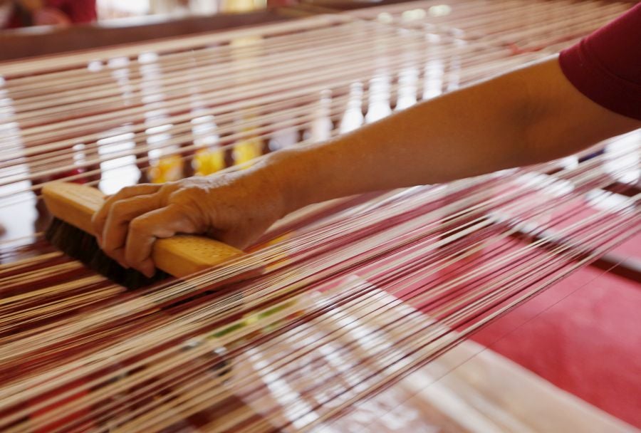 Las mujeres de Camboya preparan un nuevo record mundial e intentan tejer la bufanda de algodón más larga del mundo, aquella que supere los mil metros de longitud.