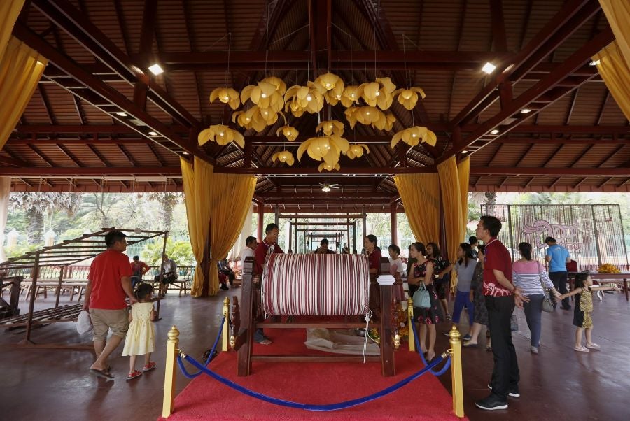 Las mujeres de Camboya preparan un nuevo record mundial e intentan tejer la bufanda de algodón más larga del mundo, aquella que supere los mil metros de longitud.