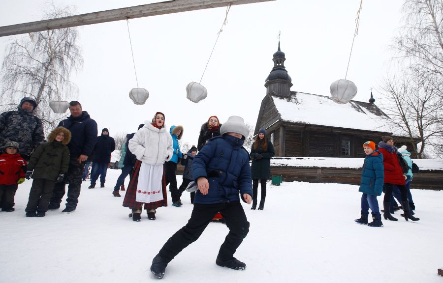 Los ciudadanos de Aziarco, en Bielorisia, celebran su pasado folklórico y rural como parte de la celebración de 'Maslenitsa'.