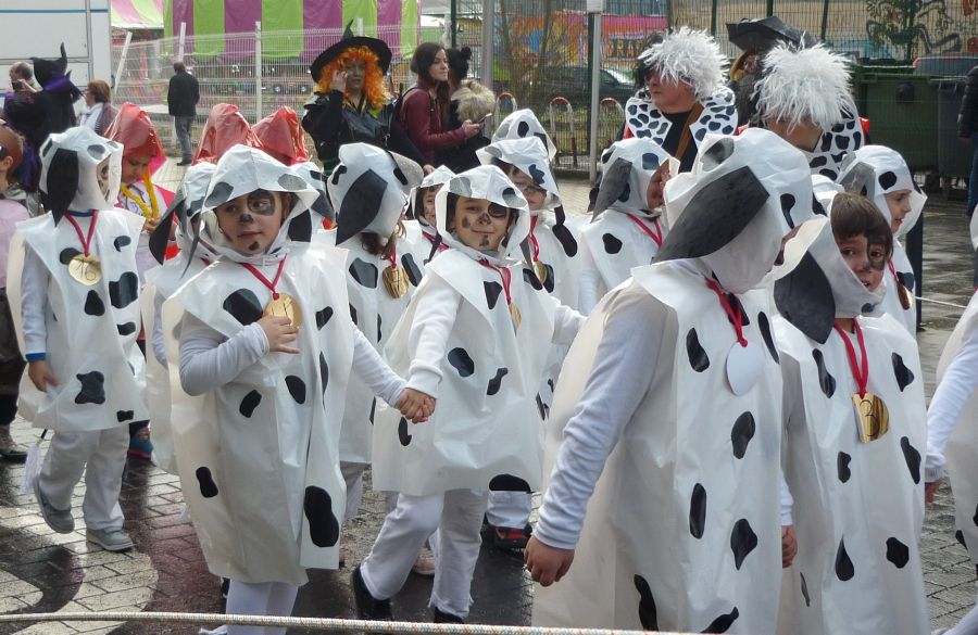 Los alumnos de Karmengo Ama se inspiraron en los cuentos infantiles para abrir el Carnaval