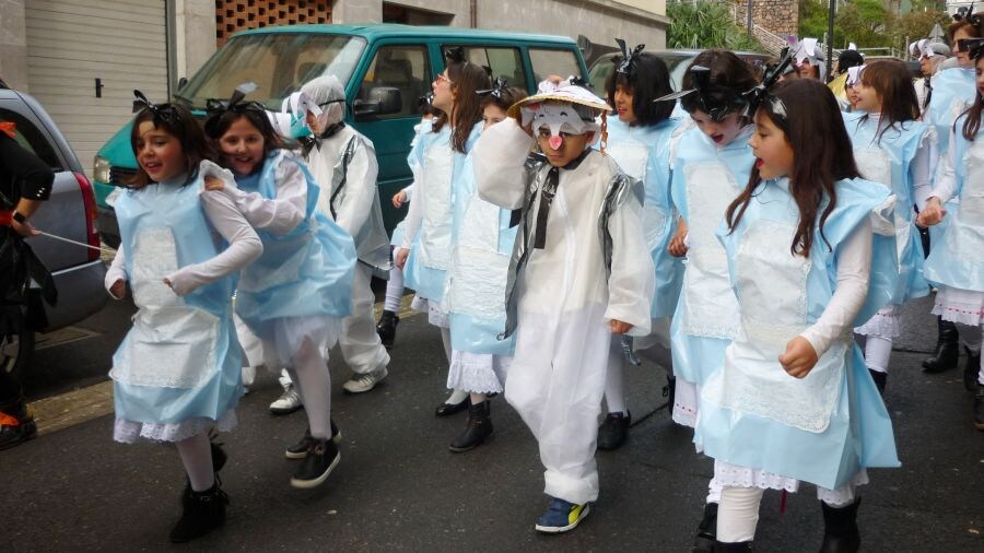 Los alumnos de Karmengo Ama se inspiraron en los cuentos infantiles para abrir el Carnaval