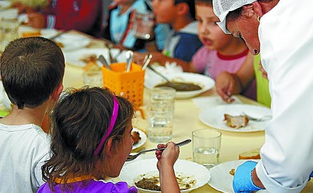 Un grupo de escolares en el comedor del colegio.