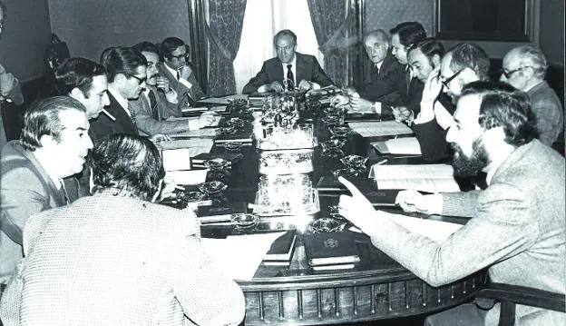 Primera reunión que el Consejo General Vasco celebró días después de su constitución en la Diputación Foral de Bizkaia.