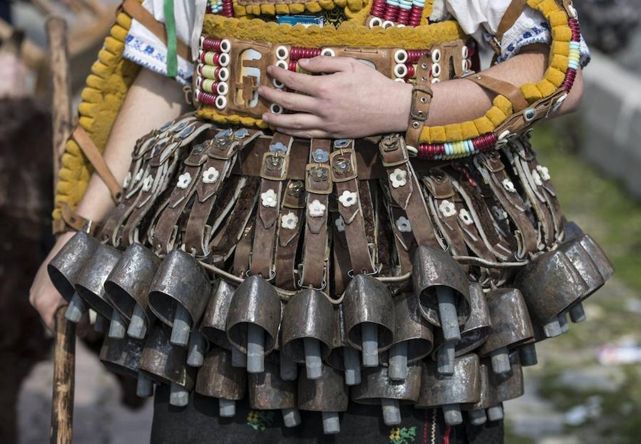 Bailarines búlgaros vestidos con trajes de máscara tradicionales participan el primer Festival Internacional Anual cerca de la ciudad fronteriza búlgara de Edirne, Turquía. Los bailarines, llamados 'kukers', piden buena salud y cosechas en el próximo año.