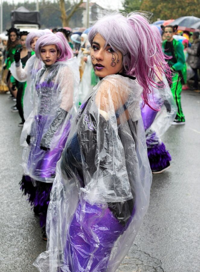 La lluvia y el frío no han impedido el desfile que ha llevado el color hasta las calles de Altza. 