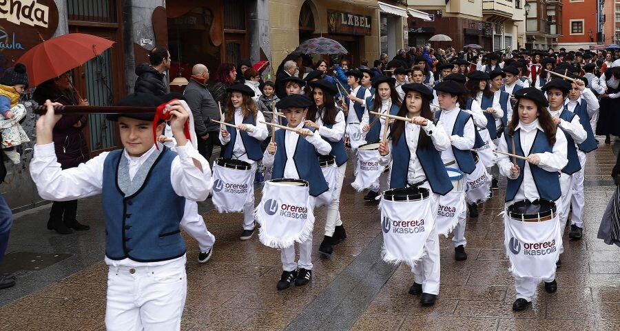 En el desfile, lleno de colorido y animación en el que no ha faltado la lluvia, han destacado los personajes vestidos con los trajes costumbristas