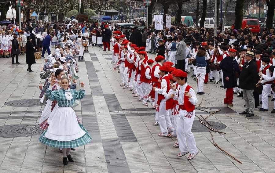 En el desfile, lleno de colorido y animación en el que no ha faltado la lluvia, han destacado los personajes vestidos con los trajes costumbristas