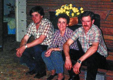 Imagen secundaria 1 - Goiko argazkian, Garaikoetxea eta Sorrarain 1986an, Kaliforniara bidean. Behekoan,. Dolores Malaxetxeberriarekin.