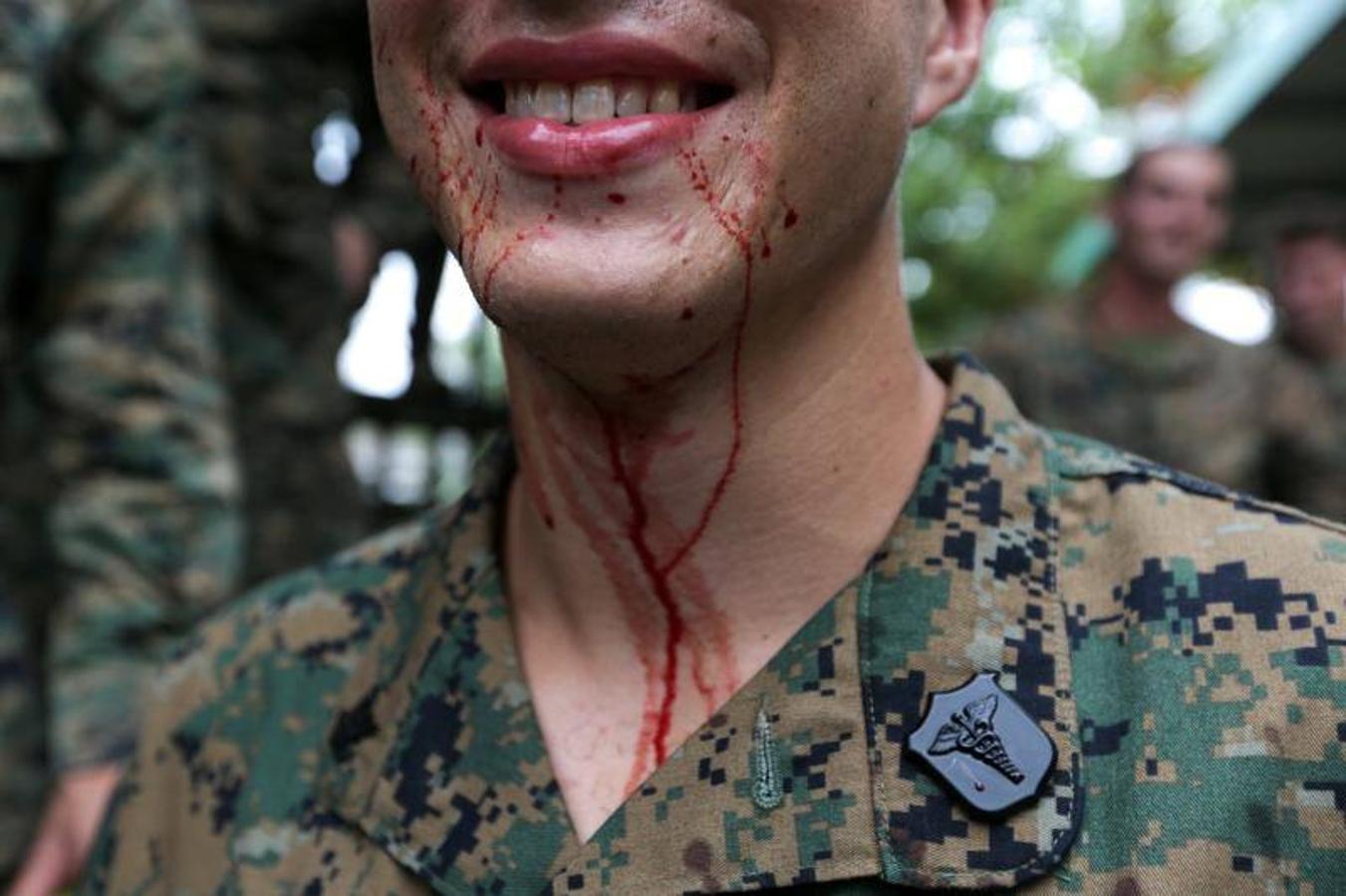 Marines estadounidenses beben la sangre de una cobra ofrecida por un instructor de la Marina tailandesa durante un entrenamiento de supervivencia en la jungla como parte de las maniobras militares conjuntas multinacionales Cobra Gold 2018 en un campamento militar tailandés en el distrito de Sattahip, provincia de Chonburi (Tailandia).