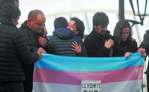 La familia de Ekai sostiene la bandera transexual en el acto de homenaje de Ondarroa.