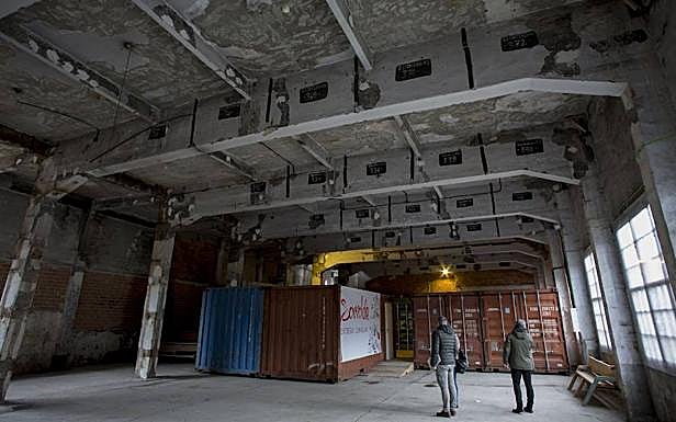 En la parte del almacén ya limpia y descontaminada, unos cuantos contenedores se han reconvertido en espacios para la creación cultural.