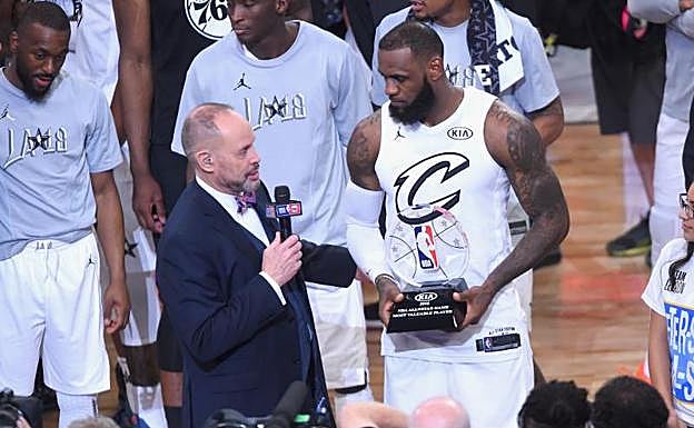 LeBron James recoge el premio al mejor jugador.