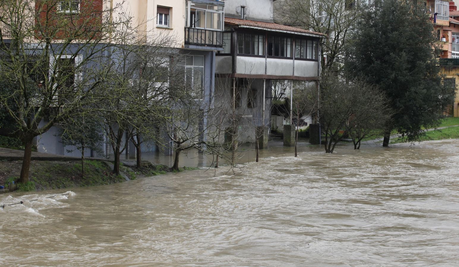 Inundaciones puntuales de los ríos guipuzcoanos tras las intensas lluvias de los últimos días. 