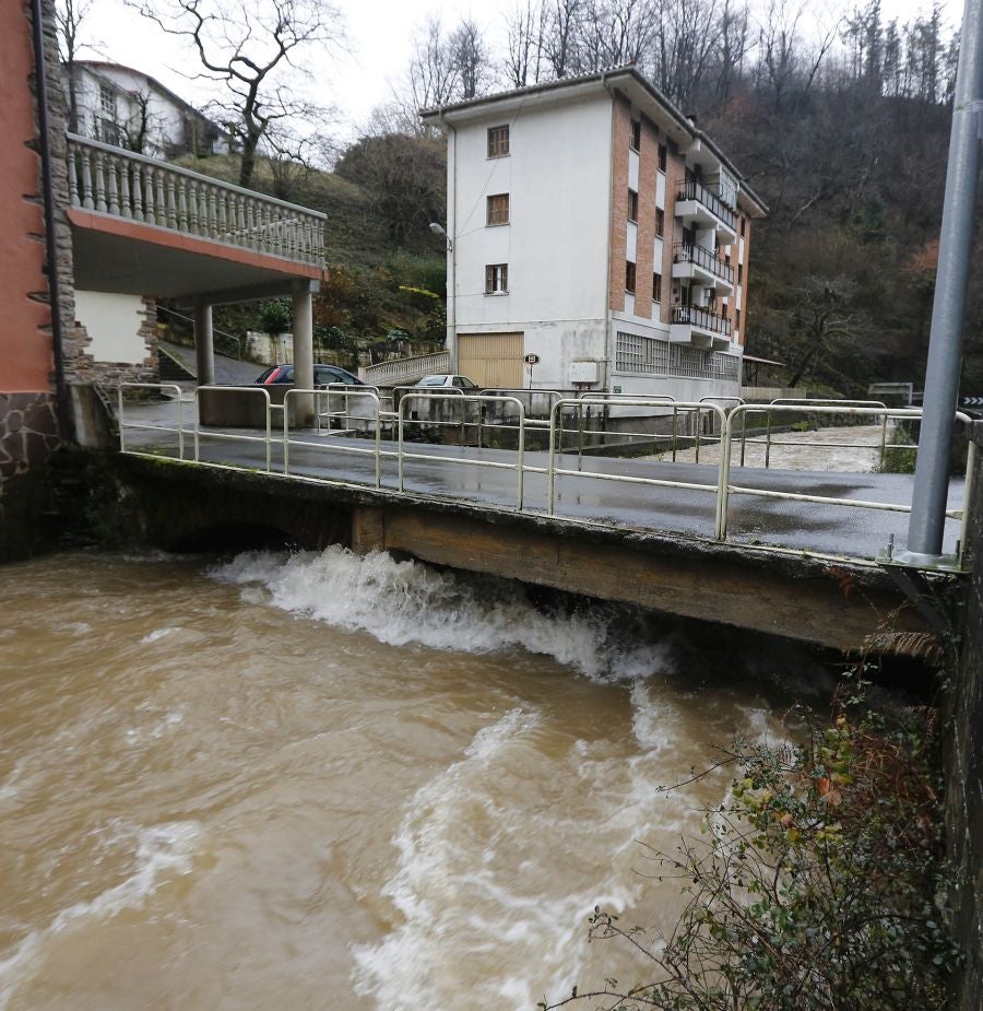 Inundaciones puntuales de los ríos guipuzcoanos tras las intensas lluvias de los últimos días. 