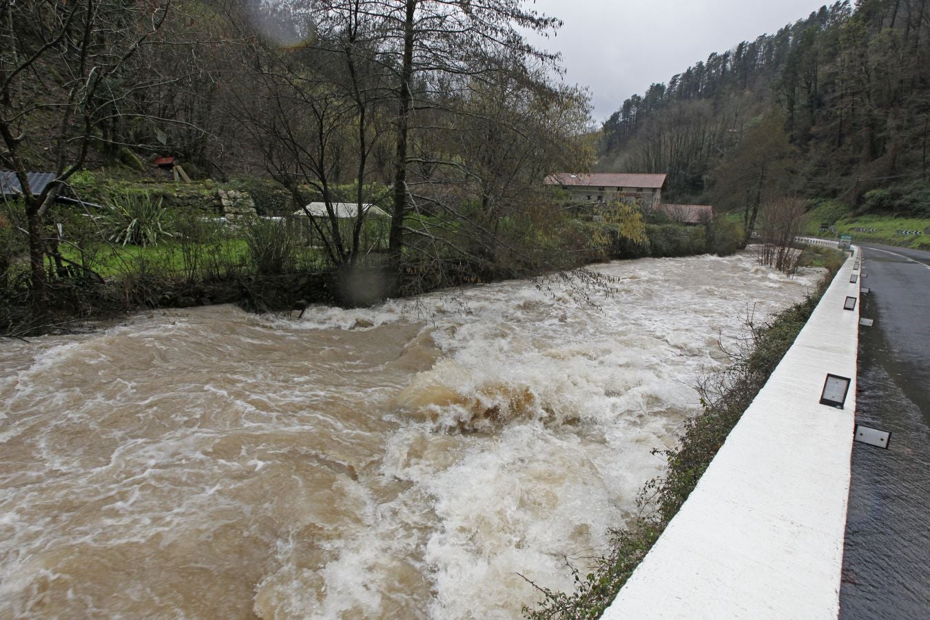 Inundaciones puntuales de los ríos guipuzcoanos tras las intensas lluvias de los últimos días. 