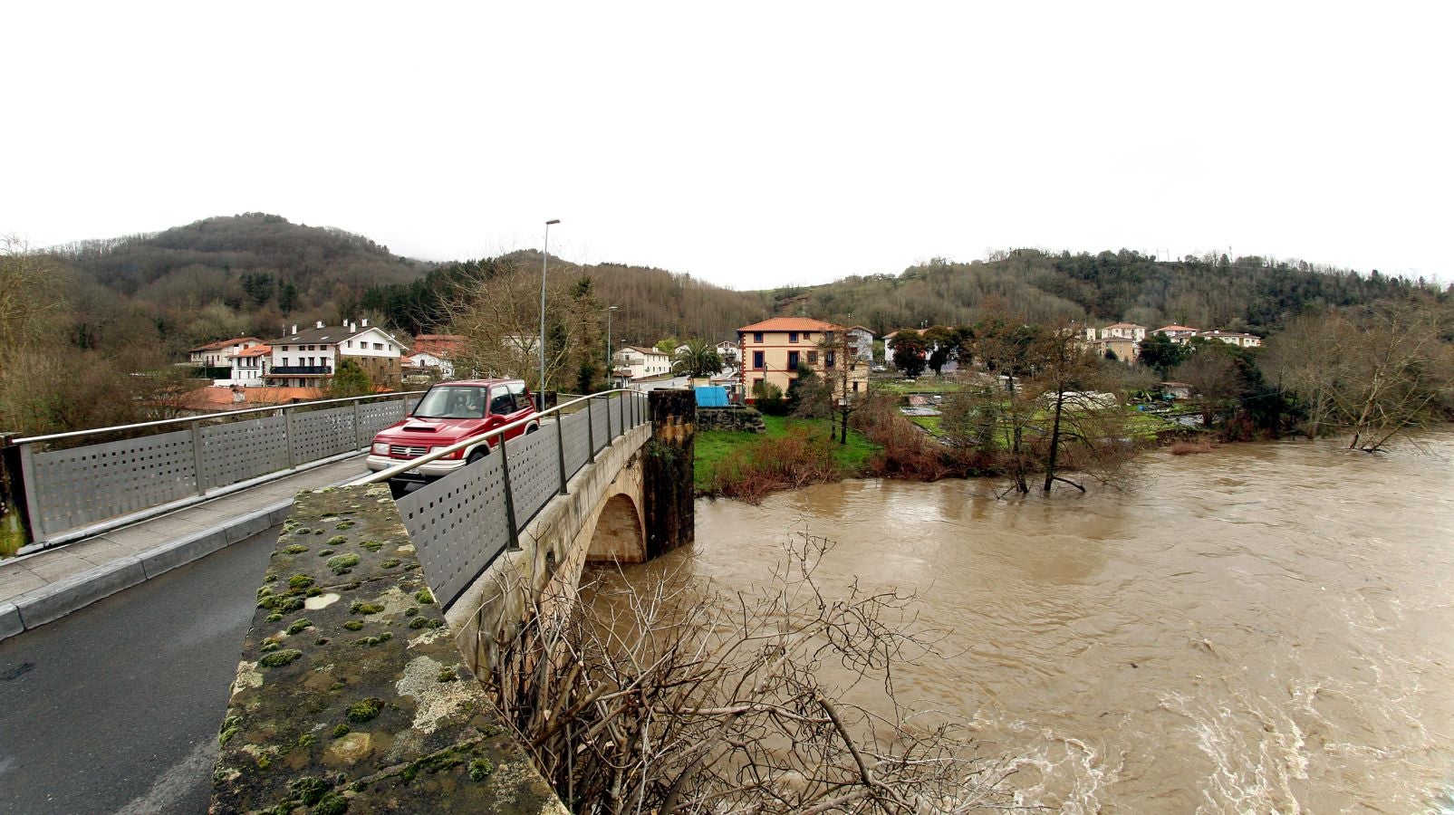 Inundaciones puntuales de los ríos guipuzcoanos tras las intensas lluvias de los últimos días. 