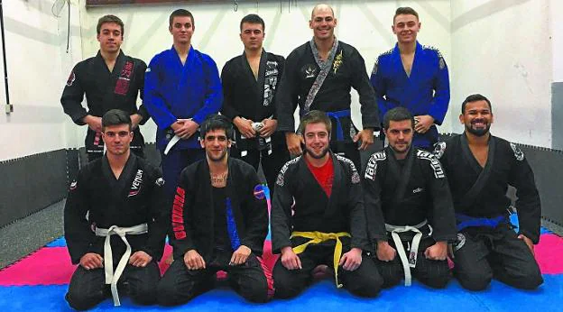 Los alumnos del gimnasio UFK junto al profesor Yonathan Terrón, segundo, de pie, por la derecha. 