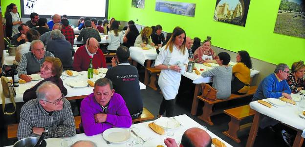 Numerosos asistentes a la comida popular celebrada este domingo en la sede de Sasoeta. 