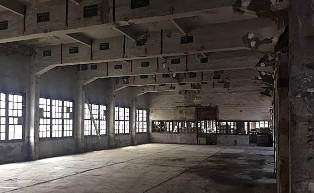 Imagen secundaria 1 - En las fotografías cedidas por el Ayuntamiento de Urretxu, el almacén antes y después de la limpieza.