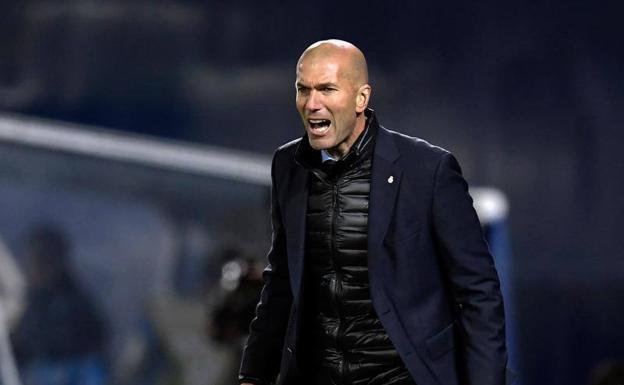 Zinedine Zidane arenga a sus jugadores en Butarque. 