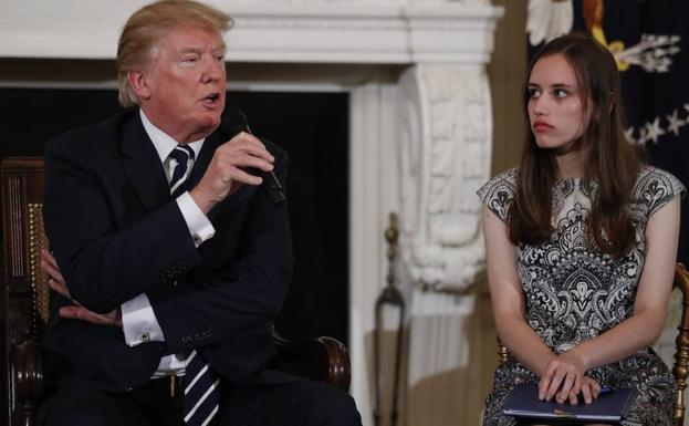 Trump habla junto a algunos supervivientes de Parkland. 