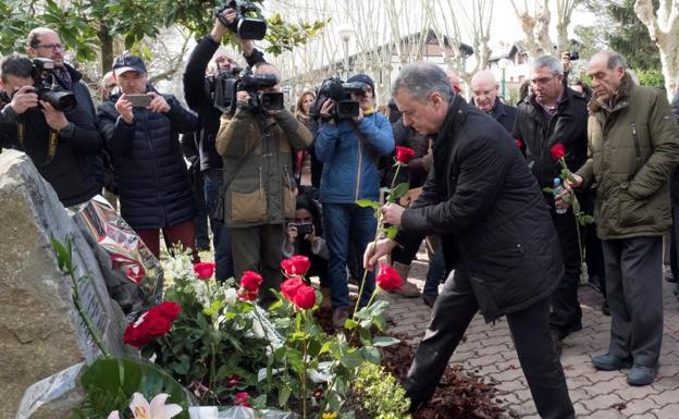 El Lehendakari Iñigo Urkullu deposita una rosa en el monolito durante el homenaje al político socialista, Fernando Buesa y su escolta, Jorge Díez. 