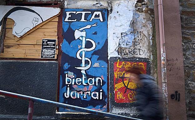 Logotipo de ETA en una pared de Bermeo (Vizcaya).