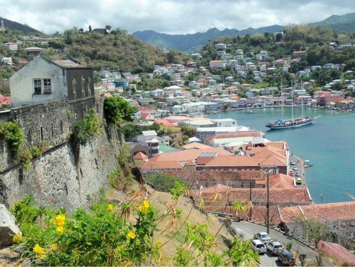 Dominica (Caribe) | También conocida como la 'isla de la naturaleza', Dominica fue visitada en 2016 sólo por 78.000 turistas internacionales. Esconde decenas de rincones para explorar: montañas cubiertas por la selva tropical, senderos sin fin, múltiples lugares para bucear y playas de arena negra.