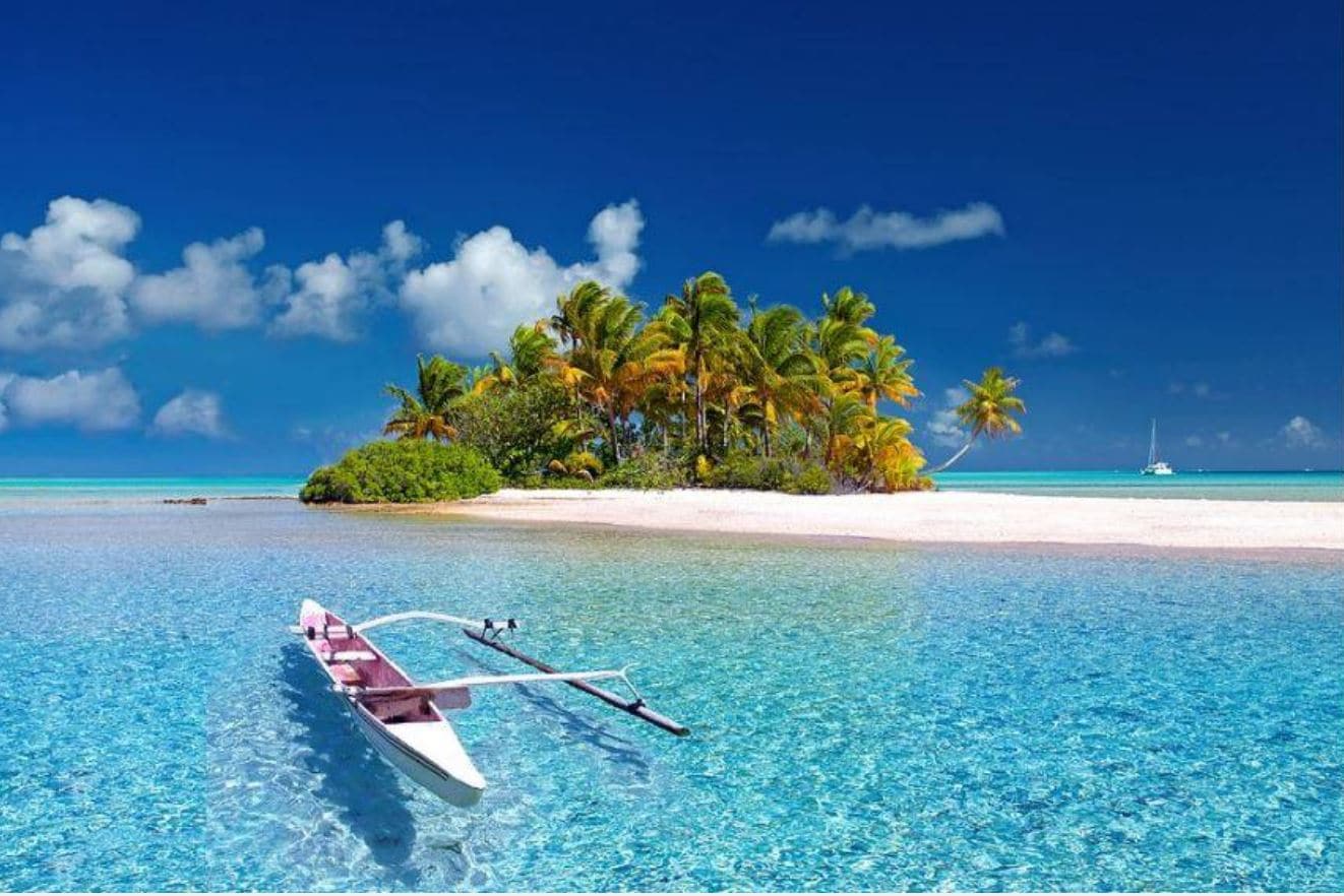 Polinesia Francesa (Oceanía) | Localizada al sur del océano Pacífico, está compuesta por 118 islas y atolones de los cuales 67 están habitados. La isla Tahití es la más famosa y poblada de todas. Según las estadísticas de la Organización Mundial de Turismo, en 2016 recibió un total de 192.000 visitantes. Entre sus atractivos cabe destacar sus innumerables escenarios paradisíacos, sus formaciones coralinas, sus aguas transparente, su naturaleza y sus cálidas temperaturas.