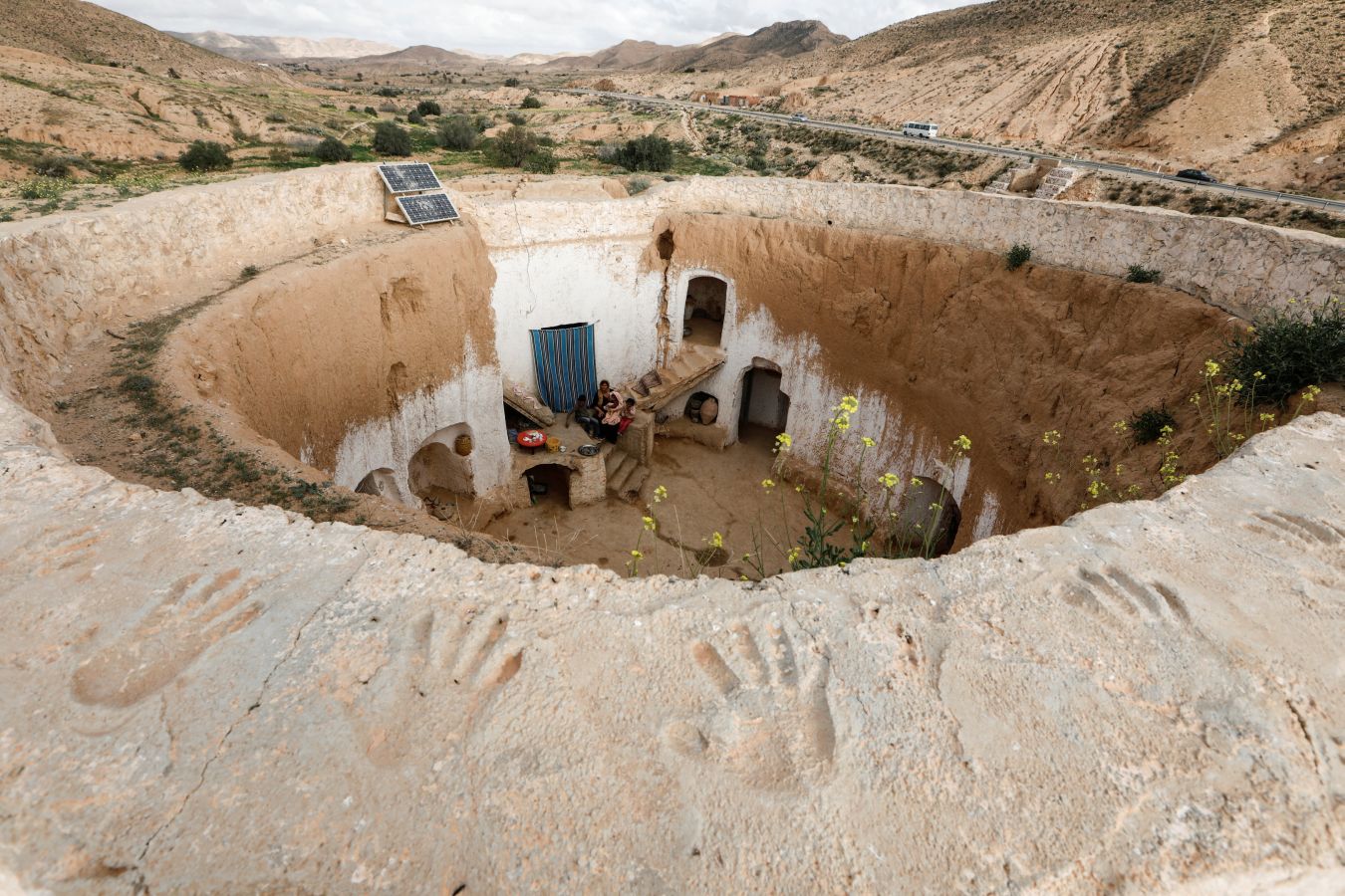 En las afueras de Matmata en Túnez varias familias defienden su hogar tradicional. Son casas construidas excavando en la montaña y un gran reclamo turístico de la zona