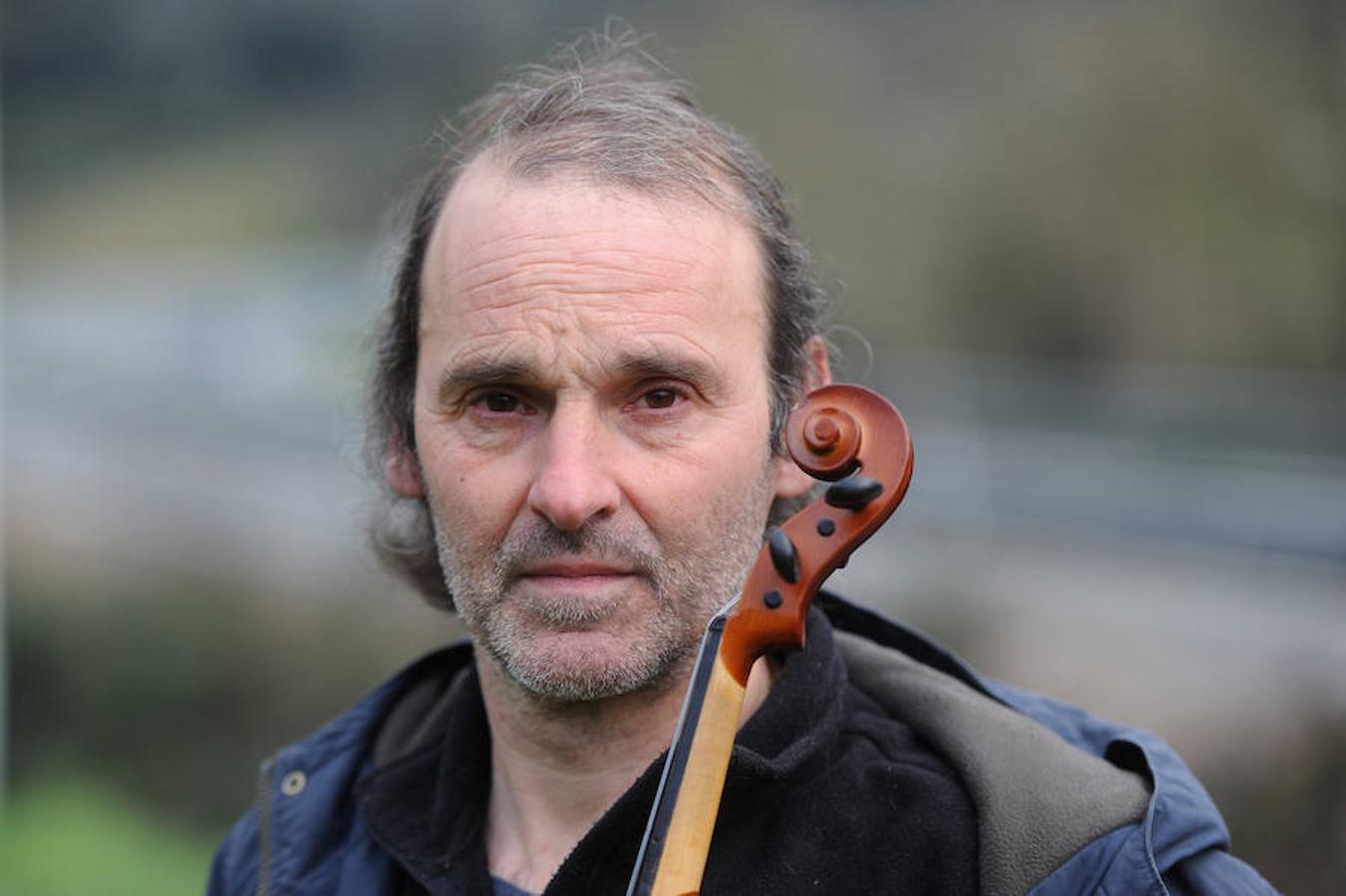 El mendarotarra Joseba Olazabal se ha pasado al otro lado de la autopista para seguir protestando por el ruido que provoca el tráfico 