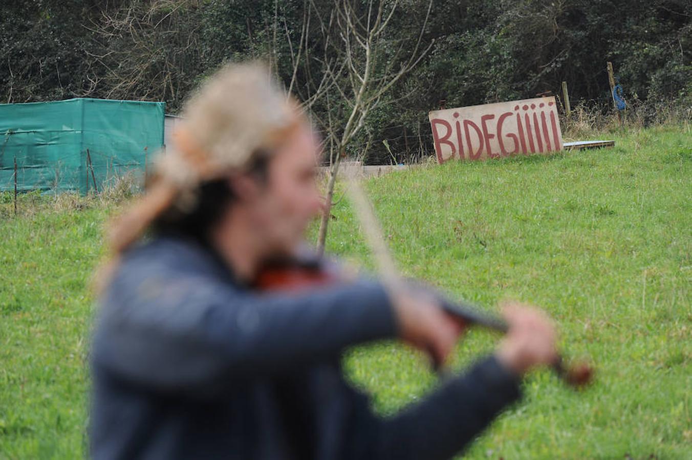 El mendarotarra Joseba Olazabal se ha pasado al otro lado de la autopista para seguir protestando por el ruido que provoca el tráfico 