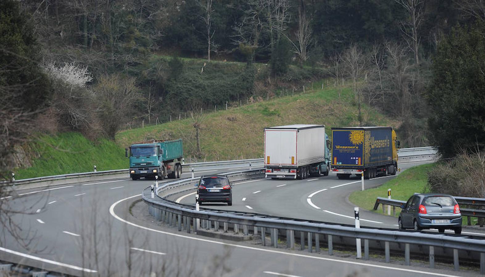 El mendarotarra Joseba Olazabal se ha pasado al otro lado de la autopista para seguir protestando por el ruido que provoca el tráfico 
