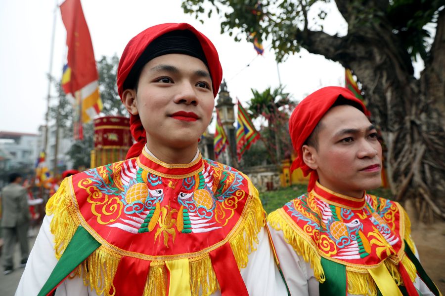 En honor al 'Gran Rey Phung Hung' los ciudadanos de Honoi, Vietnam, celebran nueve días de festividad. Además de bailes tradicionales por las calles de la localidad, la festividad incluye una carrera de barcas dragón por el lago.
