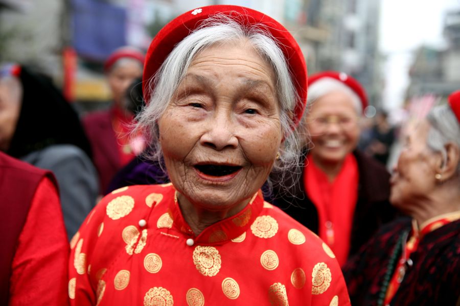 En honor al 'Gran Rey Phung Hung' los ciudadanos de Honoi, Vietnam, celebran nueve días de festividad. Además de bailes tradicionales por las calles de la localidad, la festividad incluye una carrera de barcas dragón por el lago.