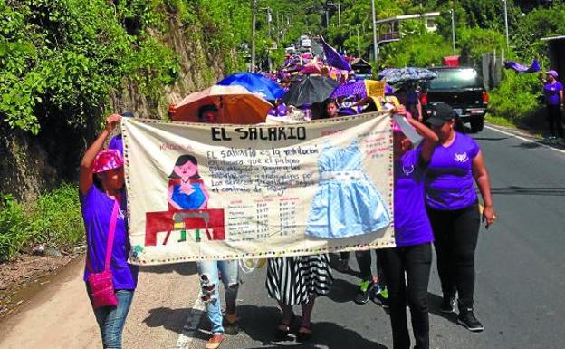 Manifestación de mujeres por un salario digno en la industria textil. 