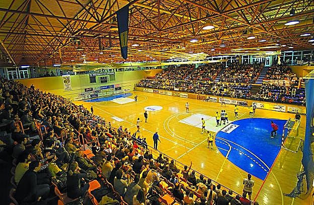Pista polivalente del polideportivo Artaleku, durante un partido del Bidasoa. 