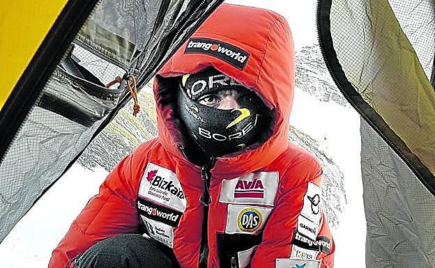 Txikon se proteje el frío en el campo 3. 