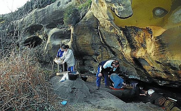 2003an egin zen J3 aztarnategiko indusketa. Erdian, guztiz makurtu gabe, Alvaro Arrizabalaga zuzendaria ageri da.