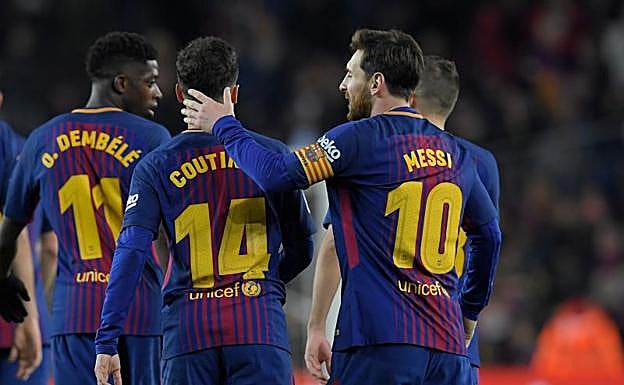 Dembélé, Coutinho y Messi, tras el gol del brasileño ante el Girona. 