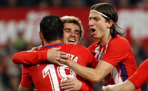 Griezmann celebra con Diego Costa y Filipe Luís uno de sus goles. 